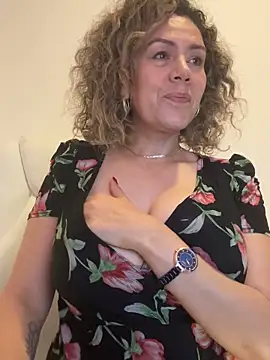Snapshot of Paty_chic chatting on 10-14-25, 02:39 Paty chic online show from 10-14-25, 02:39