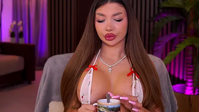 Snapshot of CassyeLips chatting on 10-17-25, 08:54 CassyeLips online show from 10-17-25, 08:54