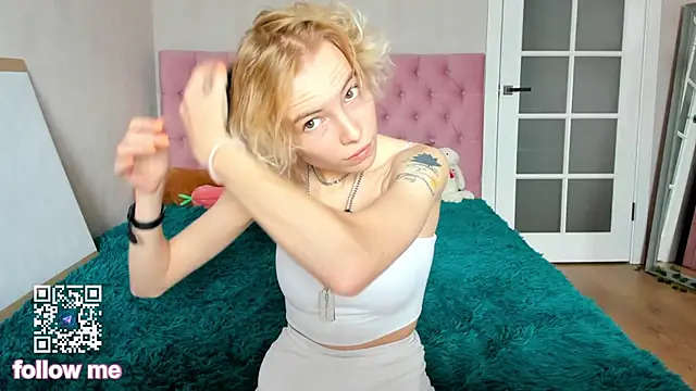Snapshot of Pink_Lila18 chatting on 10-15-25, 08:33 Pink Lila18 online show from 10-15-25, 08:33