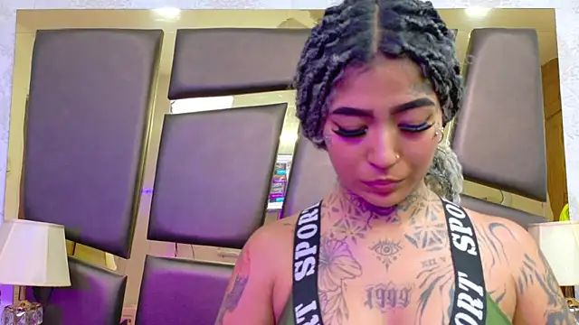 Snapshot of EmilieLake chatting on 02-18-26, 07:43 EmilieLake online show from 02-18-26, 07:43