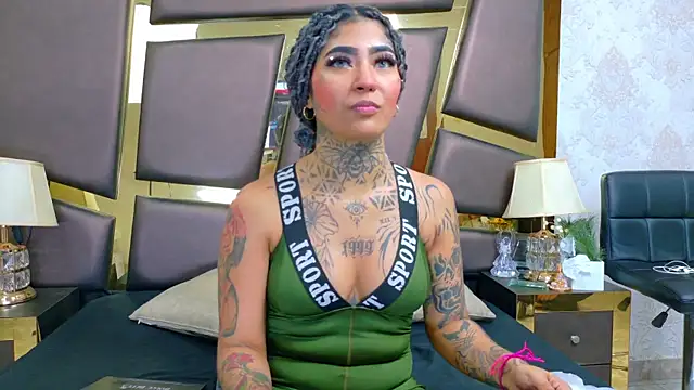 Snapshot of EmilieLake chatting on 02-14-26, 08:42 EmilieLake online show from 02-14-26, 08:42