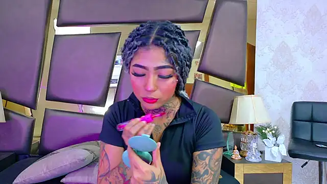 Snapshot of EmilieLake chatting on 02-13-26, 08:20 EmilieLake online show from 02-13-26, 08:20