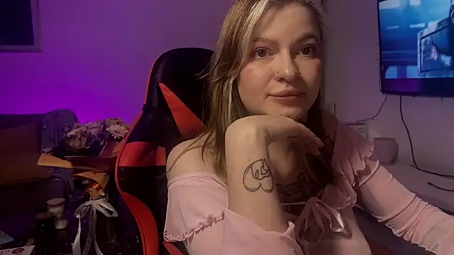 Snapshot of Mia_Kamp chatting on 02-14-26, 05:35 Mia Kamp online show from 02-14-26, 05:35