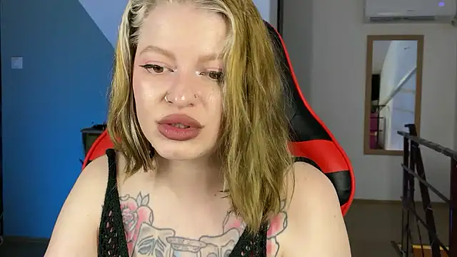 Snapshot of Mia_Kamp chatting on 09-19-25, 03:05 Mia Kamp online show from 09-19-25, 03:05