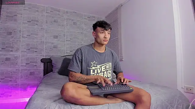 Snapshot of DavisFirb chatting on 11-03-25, 01:22 DavisFirb online show from 11-03-25, 01:22