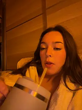 Snapshot of LillieOlive chatting on 10-16-25, 08:50 LillieOlive online show from 10-16-25, 08:50