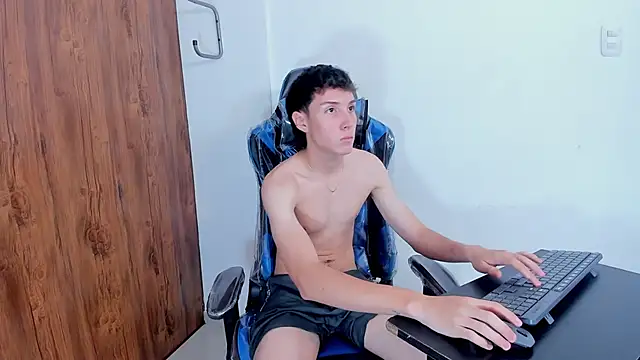 Snapshot of LittleDanny_ chatting on 09-09-25, 02:04 LittleDanny online show from 09-09-25, 02:04
