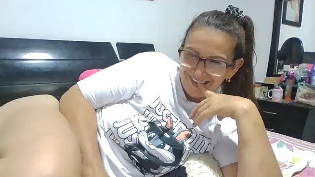 MiaVega online show from 11-29-25, 02:55