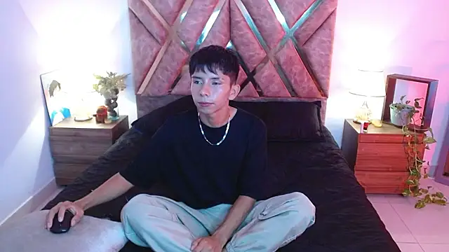 Hyunjin Son online show from 09-19-25, 12:36