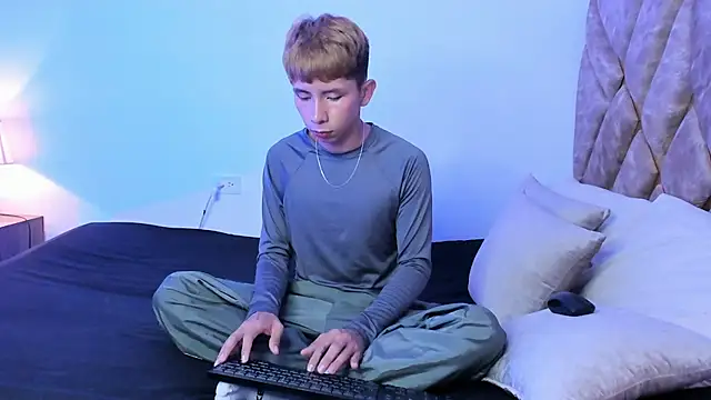 Hyunjin Son online show from 12-21-25, 03:47