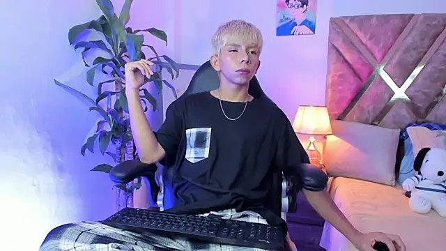 Hyunjin Son online show from 02-17-26, 08:39