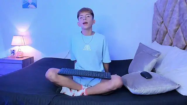 Hyunjin Son online show from 12-20-25, 03:26