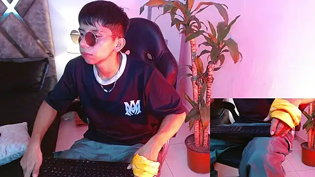 Hyunjin Son online show from 09-18-25, 12:57