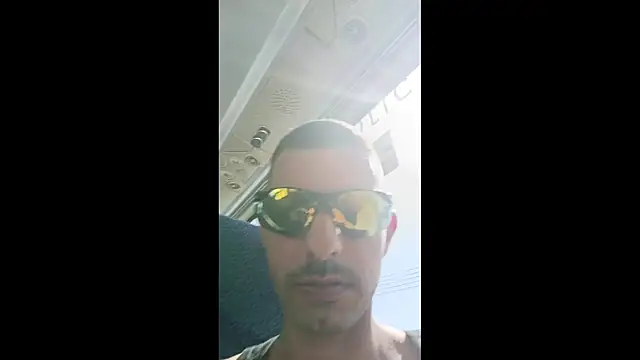 Snapshot of Greek_crazy_couple chatting on 10-01-25, 09:14 Greek crazy couple online show from 10-01-25, 09:14