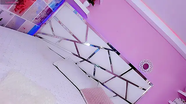 Miacuteee online show from 11-18-25, 08:45