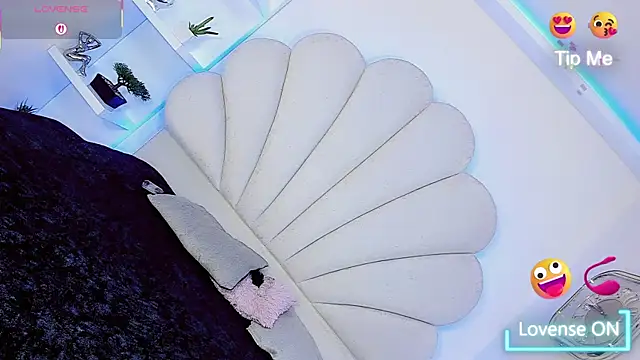 Miacuteee online show from 11-30-25, 08:37