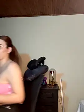 CoraVibes online show from 11-16-25, 12:10