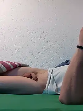 Snapshot of thelion0508 chatting on 10-06-25, 05:30 thelion0508 online show from 10-06-25, 05:30