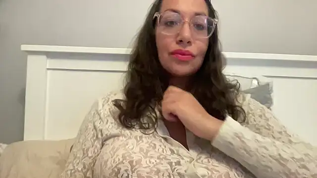 Snapshot of RosaFreya chatting on 05-27-26, 02:57 RosaFreya online show from 05-27-26, 02:57