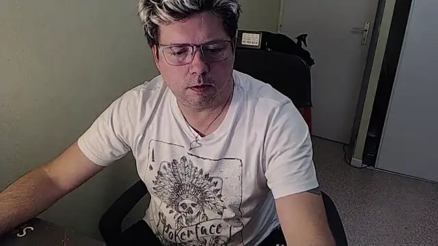 Snapshot of blueandwhite1 chatting on 01-08-25, 03:39 blueandwhite1 online show from 01-08-25, 03:39