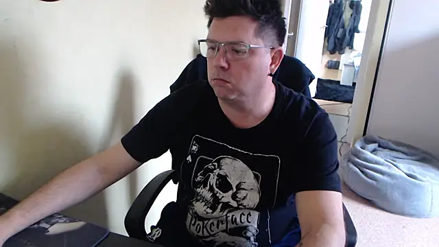 Snapshot of blueandwhite1 chatting on 03-12-25, 11:21 blueandwhite1 online show from 03-12-25, 11:21