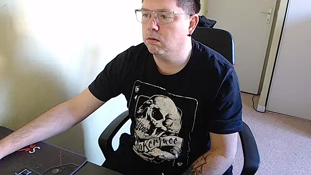 Snapshot of blueandwhite1 chatting on 02-02-25, 09:51 blueandwhite1 online show from 02-02-25, 09:51