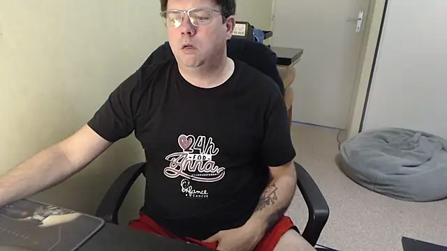 Snapshot of blueandwhite1 chatting on 03-08-25, 08:44 blueandwhite1 online show from 03-08-25, 08:44