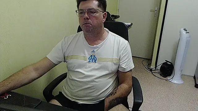 Snapshot of blueandwhite1 chatting on 10-14-25, 08:20 blueandwhite1 online show from 10-14-25, 08:20