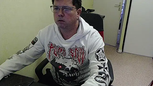 Snapshot of blueandwhite1 chatting on 11-18-25, 03:48 blueandwhite1 online show from 11-18-25, 03:48