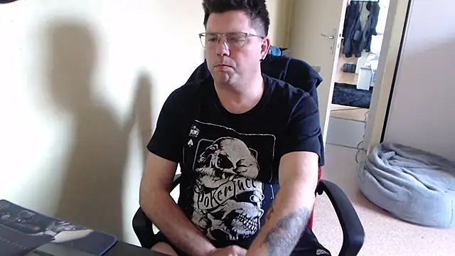 Snapshot of blueandwhite1 chatting on 03-12-25, 03:40 blueandwhite1 online show from 03-12-25, 03:40