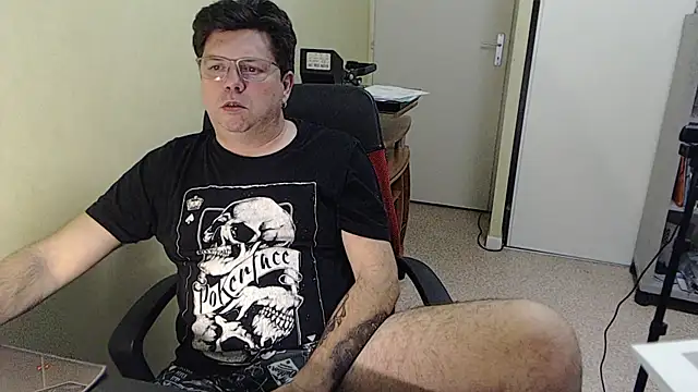 Snapshot of blueandwhite1 chatting on 12-15-25, 04:57 blueandwhite1 online show from 12-15-25, 04:57