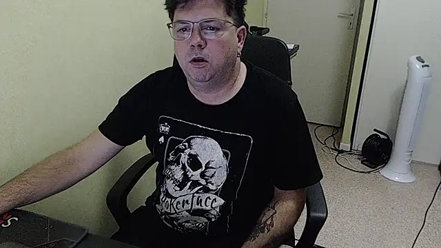 Snapshot of blueandwhite1 chatting on 11-10-25, 04:12 blueandwhite1 online show from 11-10-25, 04:12