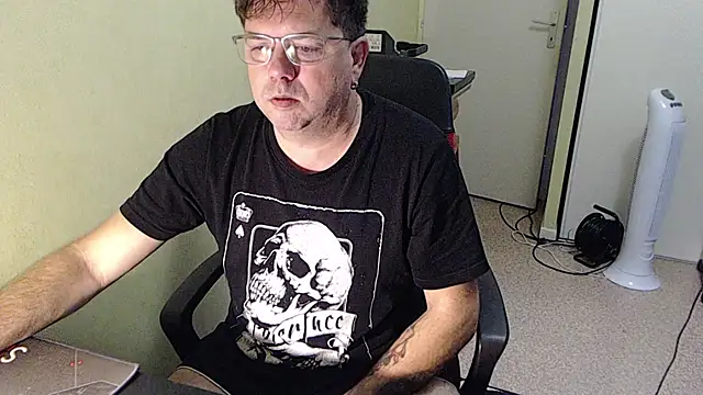 Snapshot of blueandwhite1 chatting on 11-11-25, 08:31 blueandwhite1 online show from 11-11-25, 08:31