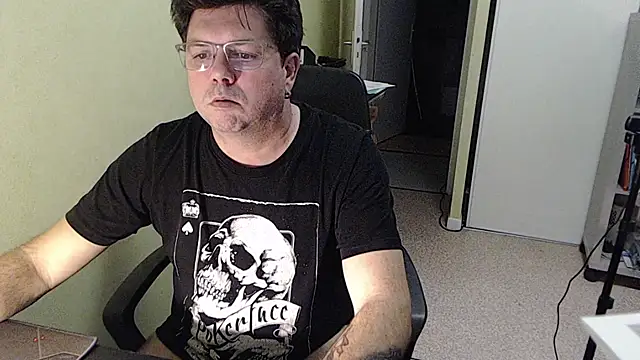 Snapshot of blueandwhite1 chatting on 12-16-25, 04:00 blueandwhite1 online show from 12-16-25, 04:00