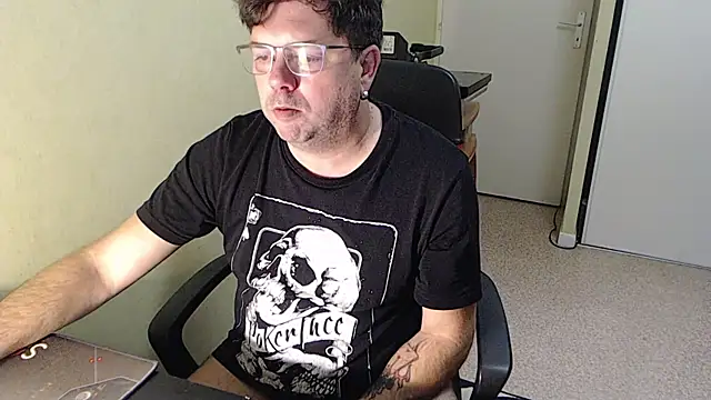 Snapshot of blueandwhite1 chatting on 11-24-25, 04:51 blueandwhite1 online show from 11-24-25, 04:51