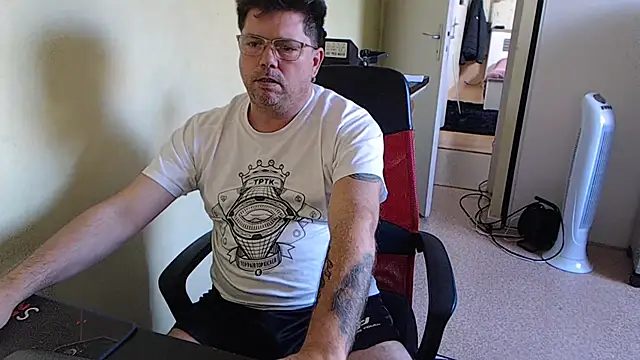 Snapshot of blueandwhite1 chatting on 10-18-25, 09:22 blueandwhite1 online show from 10-18-25, 09:22