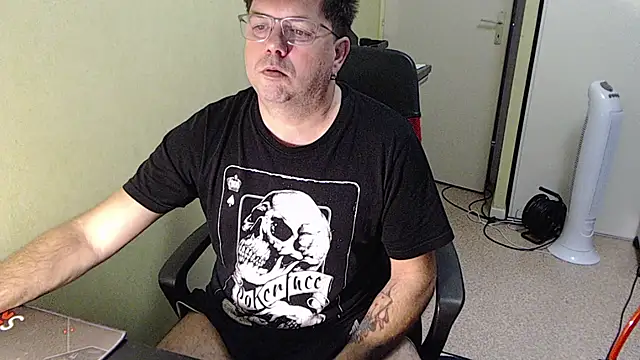 Snapshot of blueandwhite1 chatting on 11-12-25, 09:02 blueandwhite1 online show from 11-12-25, 09:02