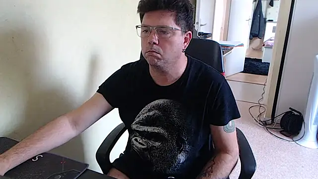 Snapshot of blueandwhite1 chatting on 10-09-25, 02:50 blueandwhite1 online show from 10-09-25, 02:50