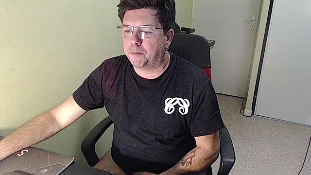 Snapshot of blueandwhite1 chatting on 12-05-25, 03:32 blueandwhite1 online show from 12-05-25, 03:32