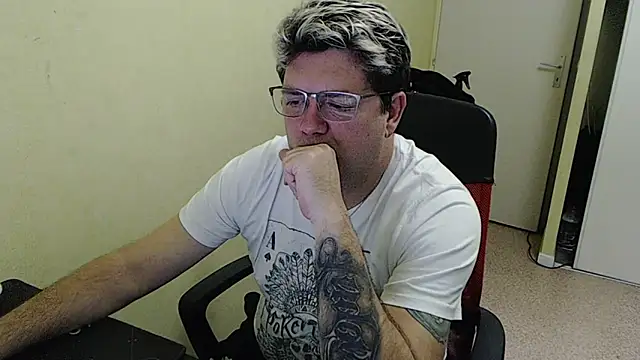 Snapshot of blueandwhite1 chatting on 01-05-25, 05:41 blueandwhite1 online show from 01-05-25, 05:41