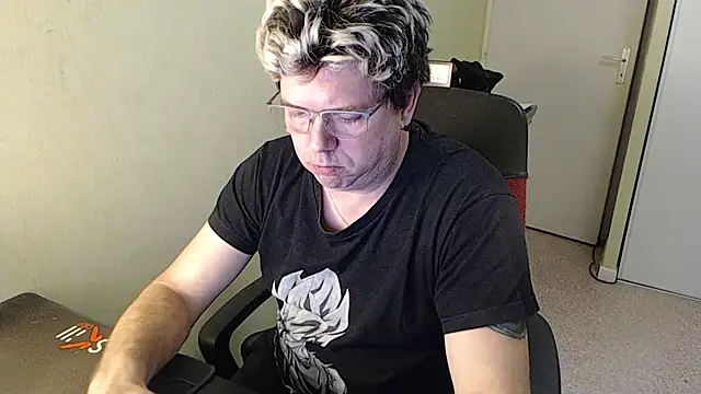 Snapshot of blueandwhite1 chatting on 01-27-25, 04:43 blueandwhite1 online show from 01-27-25, 04:43