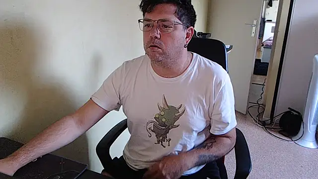 Snapshot of blueandwhite1 chatting on 10-11-25, 07:09 blueandwhite1 online show from 10-11-25, 07:09