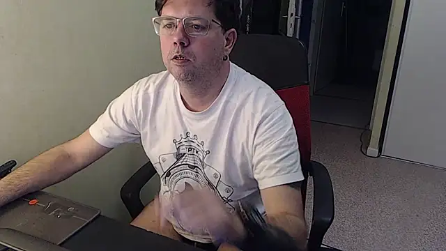 Snapshot of blueandwhite1 chatting on 02-12-26, 05:02 blueandwhite1 online show from 02-12-26, 05:02