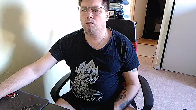 Snapshot of blueandwhite1 chatting on 02-06-25, 03:41 blueandwhite1 online show from 02-06-25, 03:41