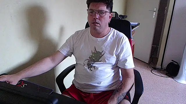 Snapshot of blueandwhite1 chatting on 11-04-25, 03:38 blueandwhite1 online show from 11-04-25, 03:38