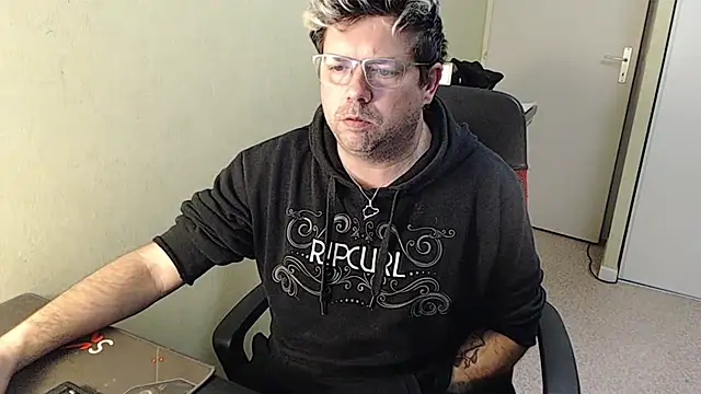 Snapshot of blueandwhite1 chatting on 01-25-25, 08:10 blueandwhite1 online show from 01-25-25, 08:10