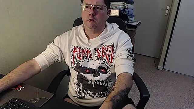 Snapshot of blueandwhite1 chatting on 02-09-25, 09:16 blueandwhite1 online show from 02-09-25, 09:16