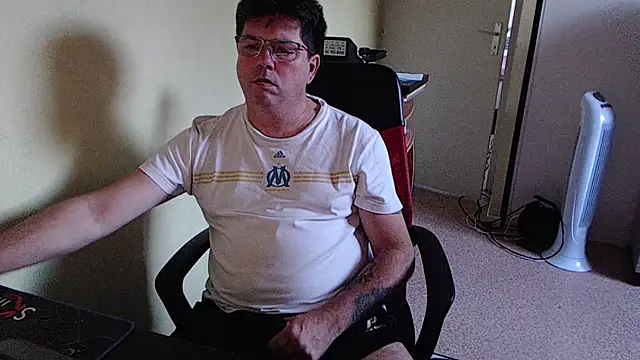 Snapshot of blueandwhite1 chatting on 10-13-25, 04:52 blueandwhite1 online show from 10-13-25, 04:52