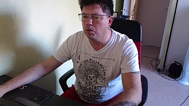 Snapshot of blueandwhite1 chatting on 10-30-25, 03:31 blueandwhite1 online show from 10-30-25, 03:31