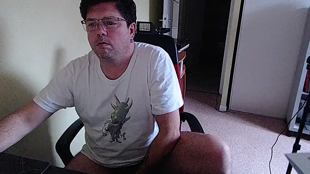 Snapshot of blueandwhite1 chatting on 12-19-25, 02:41 blueandwhite1 online show from 12-19-25, 02:41